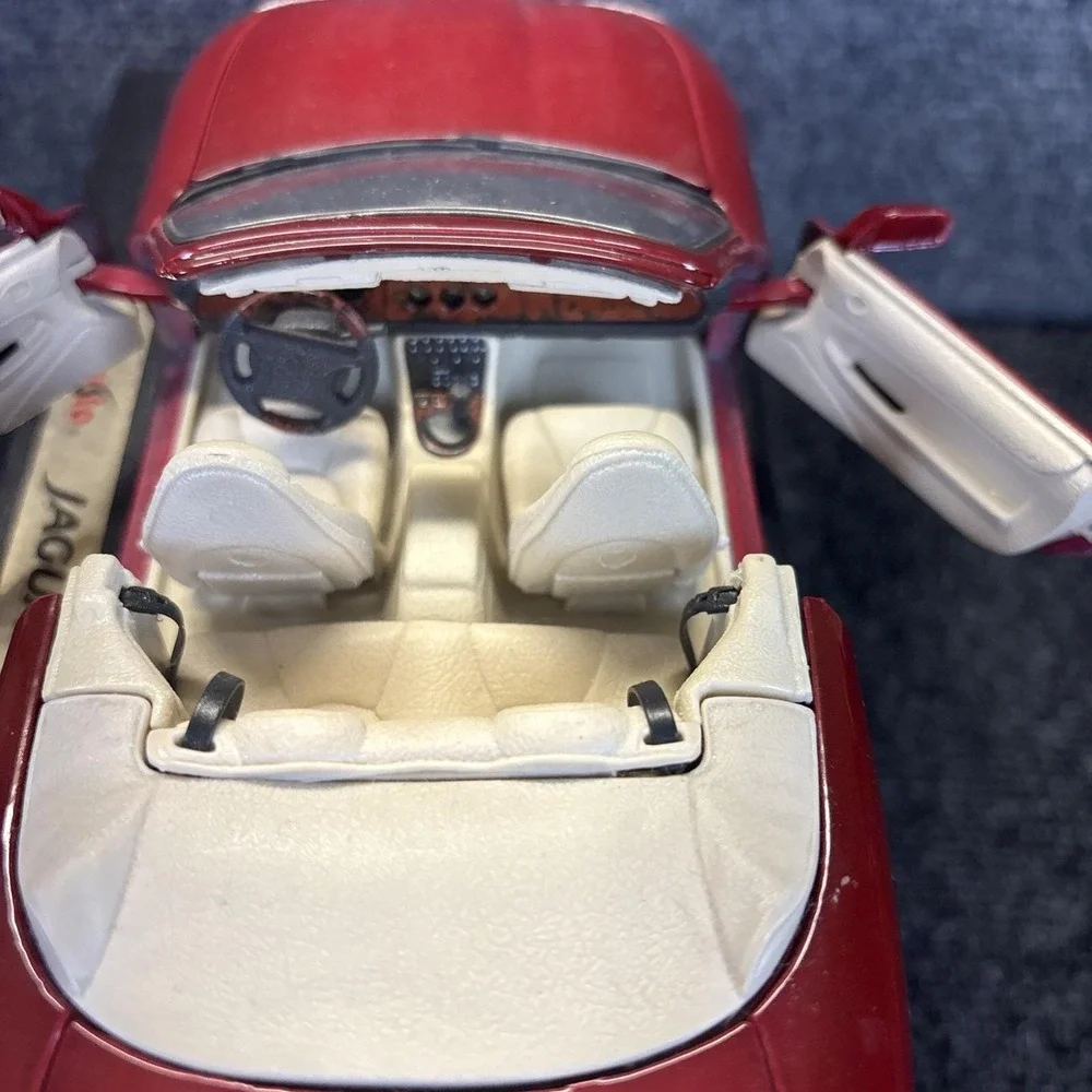 Maisto Jaguar XK8 Convertible (1996) 1:18 Scale Diecast Model - Burgundy/Red